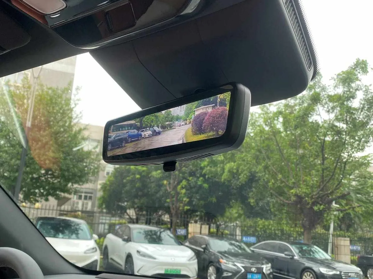 流媒体后视镜实车装车后显示后方路面的效果