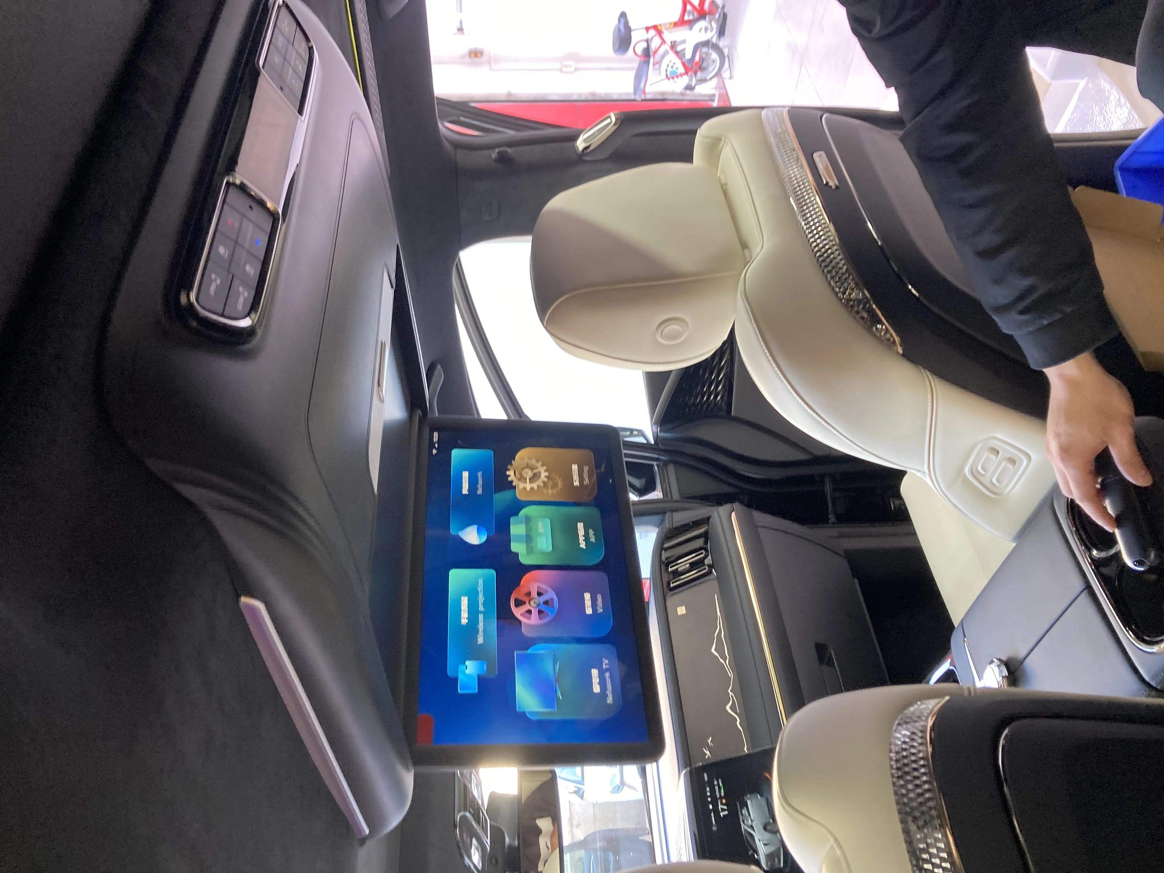 传祺 M8 宗师 / 新大师 / E9 吸顶电视产品图